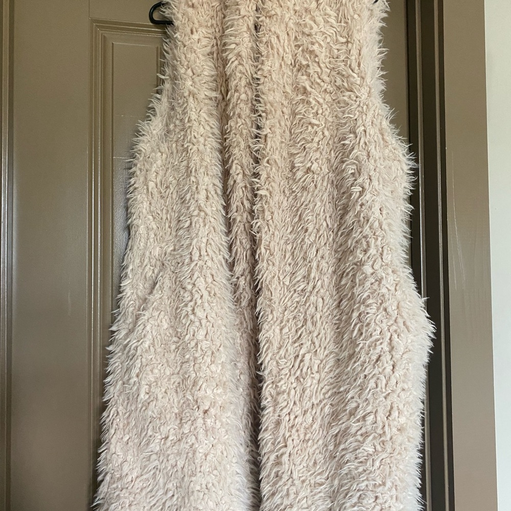 Furry sleeveless vest jacket.